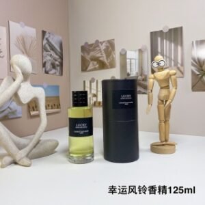 💹65✍️专柜版本
迪奥幸运风铃香精125ml
Dior Lucky Esprit De Parfum, 2024
品牌：迪奥
调香师：Francis Kurkdjian
属性：中性香
香调：绿叶花香调
前调：铃兰
中调：皮革
后调：木质香