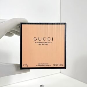 💹45✍️专柜版本
新版GUCCI古驰粉饼🔜5色：00#，000#，00.5#，01#，02#。新款gucci古驰粉饼 GUCCI古奇粉饼！超高颜值的仙女粉饼！外壳和防尘套都是粉嫩嫩，粉饼有两层，自带粉扑太美了 补妆一定惊艳全场粉质很软，上脸很滑很细，有细闪，有一丢丢光泽很美古驰/古奇新款粉饼。