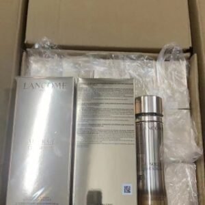 💹80✍️专柜版本
兰蔻菁纯精华乳24款30ml！淡纹面部紧致细腻丰盈保湿。适合肤质：任何肌肤，但不表示任何人都不会过敏的哦！所含成分：1、菁纯柑橘精油，2、盈润山茶精油。淡黄色乳液质地，推开之后，会呈现粉色~还带有淡淡的玫瑰香~提取浓缩了50倍的菁纯永盛玫瑰凝萃，激活细胞活性总开关AMPK，从根源提高细胞活性，达到提拉紧致，全面抗老效果!
