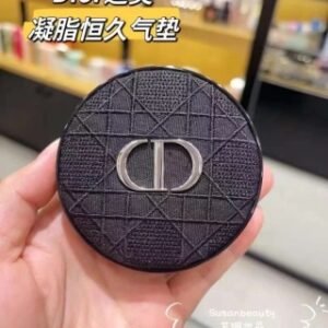 💹52✍️专柜版本
💹45✍️普通版本
2024新版迪奥黑色刺绣气垫13g  
带中文标 0N 1N
件144 批号4G01