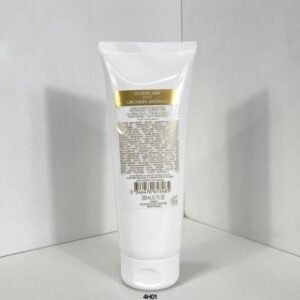 💹40✍️专柜版本
娇兰御庭兰花面霜院装200ml!功效:丰润型。娇兰御廷兰花臻兰面霜沙龙美容院线装200ml,味道清香高级,质地轻薄像冰激凌,吸收奇快,涂完皮肤柔软细腻,空调房一天待下来也不会干燥,睡觉起床皮肤也依然干净清爽,完全没有油光的缺水症状。一个月下来,觉得皮肤的细腻度透亮度都有明显改善。最近屡屡敢于素颜出门甚至出镜,感觉它功不可没!娇兰御庭兰花焕活面霜200ml!娇兰御廷兰花面霜院装200ml。
