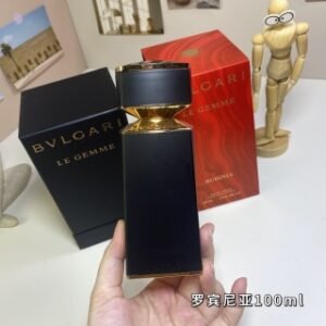 💹75✍️专柜版本
罗宾尼亚100ml
宝格丽珠宝世家系列-
Bvlgari Rubinia, 2018
品牌:宝格丽
调香师:Alberto Morillas
属性:女香
香调:木质东方调
前调:橘子
中调:古巴香脂檀香木橙花茉莉
后调:香草零陵香豆藏红花紫罗兰沉香(乌木)