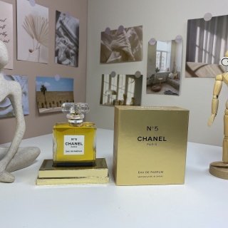 💹65✍️专柜版本
香奈儿木盒黄五号淡香精100ml
Chanel No 5 Eau de Parfum, 1986
品牌:香奈儿
调香师:Jacques Polge
属性:女香
香调:醛香花香调
前调:醛依兰橙花油香柠檬桃子
中调:鸢尾花茉莉玫瑰铃兰
后调:檀香木香草橡木苔香根草广藿香