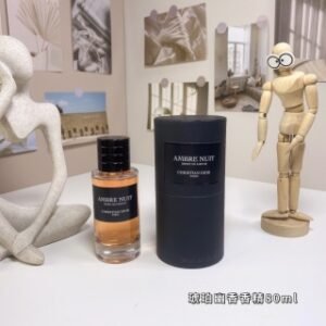 💹60✍️专柜版本
迪奥典藏琥珀幽香香精80ml
Dior Ambre Nuit Esprit De Parfum, 2024
品牌：迪奥
调香师：Francis Kurkdjian
属性：中性香
香调：辛辣东方调
前调：肉桂小豆蔻
中调：辛香料
后调：琥珀麝香