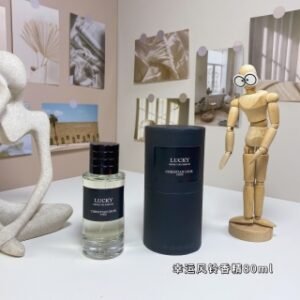 💹60✍️专柜版本
迪奥幸运风铃香精80ml
Dior Lucky Esprit De Parfum, 2024
品牌：迪奥
调香师：Francis Kurkdjian
属性：中性香
香调：绿叶花香调
前调：铃兰
中调：皮革
后调：木质香