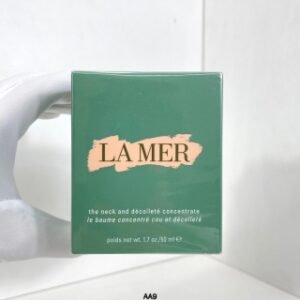 💹36✍️专柜版本
海蓝之谜紧致美劲霜50ml🔜AA9编码！可配中文标✔Lamer颈霜|颈纹女孩会救星🥰今年趁着打折入手了两瓶海蓝之谜的颈霜！！因为家族遗传的原因我的颈纹一直挺重的但是!!用完一瓶之后我以为要伴随我一生的颈纹!它淡化了!!!暴哭。我没指望用完颈纹能完全消失💥但是真的是肉眼可见的淡化掉了！使用感:啫喱质地的霜，特别的滋润，用完以后会成膜。感觉里面还有丰富的油脂，因为我在手上试用的时候洗手会有小水珠香味很浓郁，是lamer最经典的花香味与蜂蜜味道的混搭。用的时候一定要搭配官网给的按摩手法!!手法我放在在p5啦！按摩完以后真的会有提拉的效果颈纹女孩们!买它!!💢