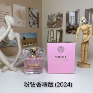 💹45✍️专柜版本
范思哲粉耀晶钻(粉钻)香精版90ml
VersaceBrightCrystalParfum,2024
想要山闻过拥有
品牌:范思哲
属性:女香
香调:果香花香调
前调:红色水果日本柚子售糖石榴
中调:海菲麝香牡丹木兰莲花
后调:超级降龙泳醚赛木香醇麝香