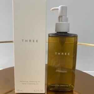 💹40✍️专柜版本
THREE小三卸妆油24款185ml!更新以后是有93%含量的天然成分,任何肤质都可以放心使用,有效的减少黑头,去除老废角质,改善表经表皮水分流失量,深层清洁毛孔,提升皮肤屏障机能,温和水润又舒服。