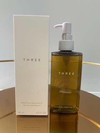 💹40✍️专柜版本
THREE小三卸妆油24款185ml!更新以后是有93%含量的天然成分,任何肤质都可以放心使用,有效的减少黑头,去除老废角质,改善表经表皮水分流失量,深层清洁毛孔,提升皮肤屏障机能,温和水润又舒服。