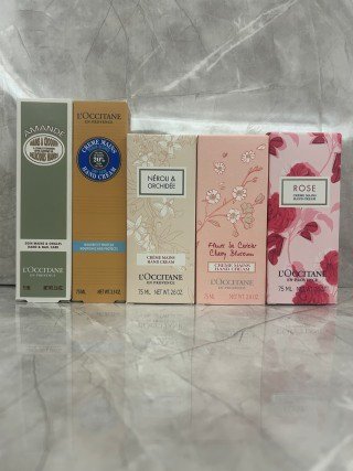 💹28✍️明通版本
欧舒丹护手霜75ml!味道:乳木果,杏仁甜扁桃,樱花,玫瑰,橙花。