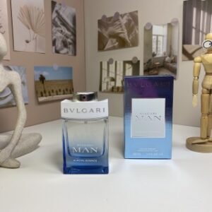 💹60✍️专柜版本
宝格丽绅士系列-冷冽冰川（极地冰峰）100ml
Bvlgari Man Glacial Essence, 2020
品牌：宝格丽
调香师：Alberto Morillas
属性：男香
香调：馥奇调
前调：杜松子生姜天竺葵
中调：檀香木鸢尾根艾蒿
后调：完好木材麝香雪松