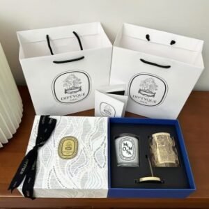 💹110✍️专柜版本，浆果走马灯套
💹120✍️专柜版本，含羞草走马灯套
蒂普提克浆果蜡烛走马灯礼盒/  (2024限定款圣诞礼盒】190g+走马灯礼盒套装(190g浆果+走马灯)
蒂普提克含羞草蜡烛走马灯礼盒/【2024限定款圣诞礼盒】190g+灯罩礼盒套装(190g含羞草+灯罩)