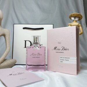 💹50✍️专柜版本
迪奥玫影花境香水100ml🔜Dior迪奥小姐2021玫影花境香水100ML露水与玫瑰的邂逅。五月玫瑰水是迪奥小姐魅影花境香水的精髓。