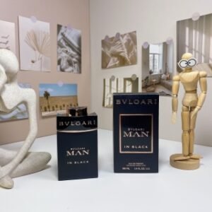 💹60✍️专柜版本
宝格丽绅士系列-炽热之焰（酷幽）100ml
Bvlgari Man In Black, 2014
品牌：宝格丽
调香师：Alberto Morillas
属性：男香
香调：花香东方调
前调：辛香料朗姆酒烟草
中调：皮革鸢尾花晚香玉
后调：零陵香豆愈创木安息香脂