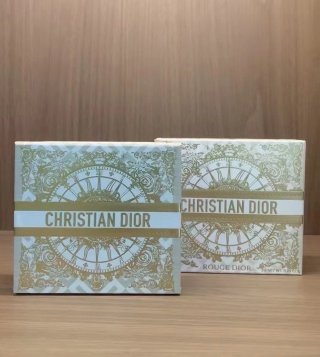 💹35✍️专柜版本
迪奥磁吸蓝金口红小样三件套金花纹
组合:999丝绒-200丝绒-720缎光
包材对版,膏体对色对味
打盒20套,配中文标
打码:4E02A3I