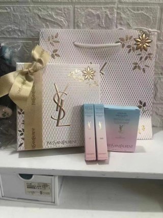 💹195✍️明通版本
圣罗兰马卡龙限定渐变口红眼影礼盒两件套
配置
眼影盘125-77
眼影盘125-1966
配礼袋,中文标