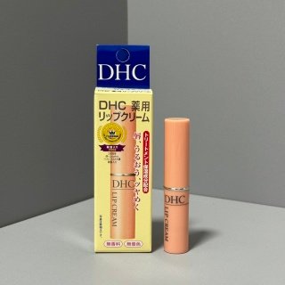 💹15✍️专柜版本
✨DHC橄榄油润唇膏1.5g🔜批号FH3❗️带中文版,件288。
最新日期❗️日本🇯🇵销量排名前三位的润唇膏 ‼️一年365天都可以用!日本DHC橄榄油润唇膏,添加橄榄油成分,滋润嘴唇,减少唇纹💋DHC唇膏这款在日本卖的非常的好!销量排行不说,效果也是好的惊人!超多好评! 自用款,真的很好用一点也不油腻,而且很滋润,强烈推荐!