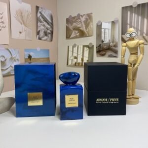 💹60✍️专柜版本
西域青石/魅蓝琉璃100ml
阿玛尼高定私藏环游系列
Giorgio Armani Armani Prive Bleu Lazuli, 2018
品牌：阿玛尼
调香师：Pascal Gaurin
属性：中性香
香调：辛辣东方调
前调：马黛茶小豆蔻香柠檬
中调：李子桂花茉莉
后调：蜂蜜烟草香草檀香木