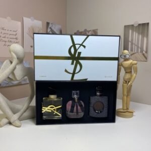 💹50✍️普通版本
新款 圣罗兰中样三件套30mlx3 白盒，带喷头，内含：自由之水，巴黎，黑鸦片