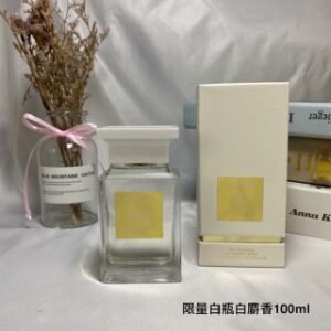 💹45✍️专柜版本,50-100ml 同价
TF白麝香白瓶香水100ml
前调:玫瑰、藏红花、百里香
中调:茶、乳香、铃兰
后调:檀木、绒面革、琥珀、麝香
木质花香 低调像是体香 有种若即若离的感觉
也有一种久违、温暖的味道!