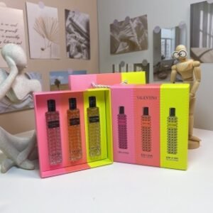 💹62✍️专柜版本
华伦天奴明星随行香三件套，内含：15ml*3带喷头。味道：朋克甜心，落日小姐，白日玫瑰。