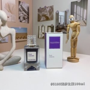 💹55✍️专柜版本
5195无序之爱100ml
华伦天奴梦之解析系列-
Valentino Punk Romantic, 2024
品牌：华伦天奴
调香师：Fanny Bal
属性：中性香
香调：木质调
前调：黑胡椒
中调：橄榄树杜松子
后调：香草麝香檀香木