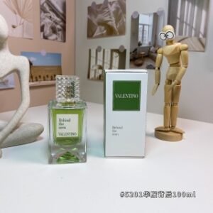 💹55✍️专柜版本
5201华服背后100ml
华伦天奴梦之解析系列-
Valentino Behind The Seen, 2024
品牌：华伦天奴
调香师：Delphine Lebeau.Anne Flipo
属性：中性香
香调：辛辣木质调
前调：姜黄
中调：天竺葵榛子鸢尾根
后调：雪松香根草檀香木