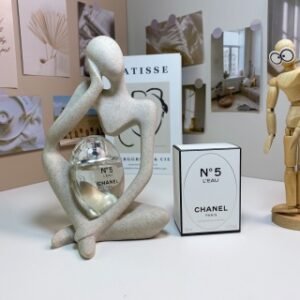 💹60✍️专柜版本
香奈儿限定鹅蛋五号之水50ml
Chanel N°5 L'EAU - Limited edition, 2024
品牌：香奈儿
属性：女香
前调：醛青柠橘子橙子柠檬香柠檬橙花油依兰玫瑰茉莉麝香雪松鸢尾根香草
中调：依兰玫瑰茉莉麝香雪松鸢尾根香草
后调：麝香雪松鸢尾根香草