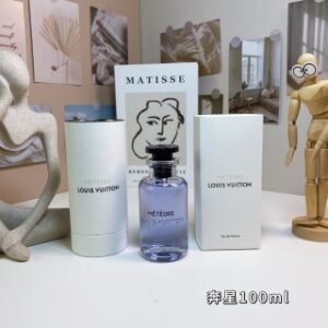 💹130✍️专柜版本
路易威登奔星100ml
Louis Vuitton Météore, 2020
品牌:路易威登
调香师:Jacques Cavallie.
属性:男香
香调:芳香柑橘调
前调:橘子橙子香柠檬
中调:粉红胡椒橙花油胡椒肉豆蔻小豆蔻
后调:香根草