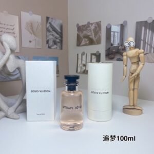 💹130✍️专柜版本
LV追梦香水100ml
🔜 一比一质量❗️路易威登追梦100ml
Louis Vuitton Attrape-Rêves, 2018
品牌:路易威登
调香师:Jacques Cavallie.
属性:女香
香调:花香东方调
前调:荔枝生姜香柠檬
中调:牡丹玫瑰可可果
后调:广藿香