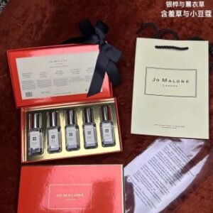 💹65✍明通版本
出货八款，可搭配中文标签，
祖马龙香水五件套9ml
一标双层 ·单独条码
1⃣祖马龙香水五件套 红色经典版9mlx5
2⃣祖马龙香水五件套 馥郁香氛明星版9mlx5
3⃣祖马龙香水五件套 新款黑色经典版9mlx5，
4⃣祖马龙香水五件套 雪球版9mlx5，
5⃣祖马龙香水五件套 明星圣诞版9mlx5，
6⃣祖马龙香水五件套 限量香氛雪球版9mlx5，
7⃣祖马龙香水五件套 经典款9mlx5，
8⃣祖马龙香水五件套 星光版9mlx5，
⤵️套装内含味道🔜
1️⃣祖马龙香水五件套 红色经典版9mlx5，套装内含：英国梨与香豌豆，星光柑橘与蜂蜜，橘子果酱，银桦与薰衣草,含羞草与小豆蔻，
2️⃣祖马龙香水五件套 馥郁香氛明星版9mlx5，套装内含：绯红虞美人，丝绒玫瑰与乌木，乌木与佛手柑，柏木与葡萄藤，未药与冬加豆。
3️⃣祖马龙香水五件套 新款黑色经典版9mlx5，套装内含：晚香玉与天使草，绯红虞美人，私人玫瑰与乌木，黑琥珀与姜百合，乌木与佛手柑。
4️⃣祖马龙香水五件套 雪球版9mlx5，套装内含：蓝风铃，英国梨与小苍兰，鼠尾草与海盐，青柠罗勒与柑橘，黑莓与月桂叶。
5️⃣祖马龙香水五件套 明星圣诞版9mlx5，套装内含：英国梨与小苍兰，蓝风铃，鼠尾草与海盐，牡丹与胭红麂绒，青柠罗勒与柑橘。
6️⃣祖马龙香水五件套 限量香氛雪球版9mlx5，套装内含：青柠罗勒与柑橘，英国梨与小苍兰，蓝风铃，无花果与莲花，鼠尾草与海盐。
7️⃣祖马龙香水五件套 经典款9mlx5，套装内含：青柠罗勒与柑橘，橙花，英国梨与小苍兰，蓝风铃，黑莓与月桂叶。
8️⃣祖马龙香水五件套 星光版9mlx5，套装内含：星光柑橘与蜂蜜，白台藓与雪莲花，青杏仁与红醋栗，午夜麝香与琥珀，玫瑰与星玉兰。