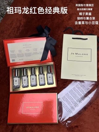 💹65✍明通版本
出货八款,可搭配中文标签,
祖马龙香水五件套9ml
一标双层 ·单独条码
1⃣祖马龙香水五件套 红色经典版9mlx5
2⃣祖马龙香水五件套 馥郁香氛明星版9mlx5
3⃣祖马龙香水五件套 新款黑色经典版9mlx5,
4⃣祖马龙香水五件套 雪球版9mlx5,
5⃣祖马龙香水五件套 明星圣诞版9mlx5,
6⃣祖马龙香水五件套 限量香氛雪球版9mlx5,
7⃣祖马龙香水五件套 经典款9mlx5,
8⃣祖马龙香水五件套 星光版9mlx5,
⤵️套装内含味道🔜
1️⃣祖马龙香水五件套 红色经典版9mlx5,套装内含:英国梨与香豌豆,星光柑橘与蜂蜜,橘子果酱,银桦与薰衣草,含羞草与小豆蔻,
2️⃣祖马龙香水五件套 馥郁香氛明星版9mlx5,套装内含:绯红虞美人,丝绒玫瑰与乌木,乌木与佛手柑,柏木与葡萄藤,未药与冬加豆。
3️⃣祖马龙香水五件套 新款黑色经典版9mlx5,套装内含:晚香玉与天使草,绯红虞美人,私人玫瑰与乌木,黑琥珀与姜百合,乌木与佛手柑。
4️⃣祖马龙香水五件套 雪球版9mlx5,套装内含:蓝风铃,英国梨与小苍兰,鼠尾草与海盐,青柠罗勒与柑橘,黑莓与月桂叶。
5️⃣祖马龙香水五件套 明星圣诞版9mlx5,套装内含:英国梨与小苍兰,蓝风铃,鼠尾草与海盐,牡丹与胭红麂绒,青柠罗勒与柑橘。
6️⃣祖马龙香水五件套 限量香氛雪球版9mlx5,套装内含:青柠罗勒与柑橘,英国梨与小苍兰,蓝风铃,无花果与莲花,鼠尾草与海盐。
7️⃣祖马龙香水五件套 经典款9mlx5,套装内含:青柠罗勒与柑橘,橙花,英国梨与小苍兰,蓝风铃,黑莓与月桂叶。
8️⃣祖马龙香水五件套 星光版9mlx5,套装内含:星光柑橘与蜂蜜,白台藓与雪莲花,青杏仁与红醋栗,午夜麝香与琥珀,玫瑰与星玉兰。