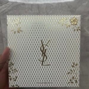 💹120✍️专柜版本
圣罗兰粉色暴击圣诞彩妆两件套!
色号自选
粉色皮革气垫b10#,b20#
银圆管口红03-04-05-06-07-13-14-15