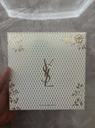 💹80✍️专柜版本
圣罗兰蛇皮圣诞彩妆两件套!
色号自选
粉色皮革气垫b10#,b20#
爱心浮雕唇釉44-403-416-440-610-611-614-621-620-622