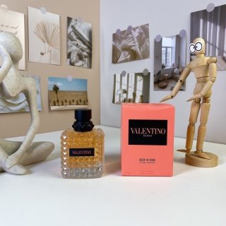 💹65✍️明通版本
华伦天奴落日小姐橘色狂想女士100ml
Valentino Donna Born In Roma Coral Fantasy,2022
属性:女香
香调:果香花香调
前调:猕猴桃橙子
中调:茉莉黄葵玫瑰
后调:麝香雪松