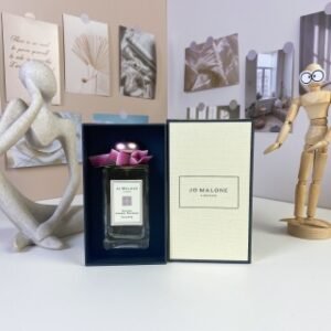 💹45✍️专柜版本
祖马龙樱花金盖100ml
Jo Malone Sakura Cherry Blossom, 2011
品牌：祖玛珑
调香师：Christine Nagel
属性：女香
香调：花香调
前调：香柠檬橘子
中调：樱花玫瑰含羞草
后调：麝香木质