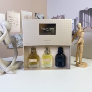 💹55✍️普通
华伦天奴香水中样30ml三件套金盒！内含：30ml*3带喷头。味道：挥金先生，墨色先生，同名男士。