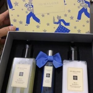 💹90✍️专柜版本
祖马龙蓝色丝带全身香氛三件套 蓝风铃身体乳250ml 蓝风铃沐浴露250ml 蓝风铃香水限量款30ml 配礼袋+中文标 打12 件24