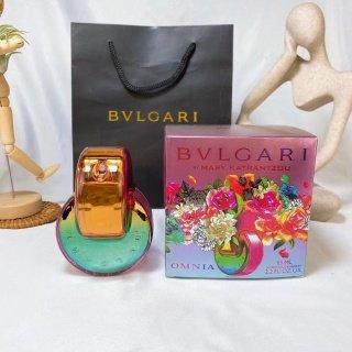 💹45✍️专柜版本
Bvlgari 宝格丽彩色车轮新花果香Omnia限定联名款繁晶Edp 65ml 彩虹瓶
前调:橘子、无花果叶
中调:橙子花、栀子花
基调:白木、麝香
明亮的彩虹瓶中包裹着芬芳,里面有无花果叶和橘子,配以白花,麝香和木质味。真的超适合夏天