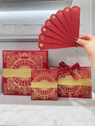 💹145✍️明通版本,
下单备注 迪奥金管磁吸口红两件套 节日限定款⤵️
迪奥高定2025新年情人节,节日限定金管魅惑时尚奢华 蓝金口红礼盒两件套,内含色号999-720