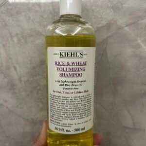 💹42✍️明通版本的
科颜氏大米丰盈洗发水500ml.可配中文标,需要下单备注,味道也很好闻的,柚子味✔纯植物蛋白萃取的成分。坚持用可以抑制头皮屑、养护发丝,洗完保持发根清爽好几天!用它洗完头整个人都是香香的。