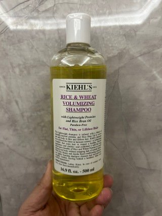 💹42✍️明通版本的
科颜氏大米丰盈洗发水500ml.可配中文标,需要下单备注,味道也很好闻的,柚子味✔纯植物蛋白萃取的成分。坚持用可以抑制头皮屑、养护发丝,洗完保持发根清爽好几天!用它洗完头整个人都是香香的。