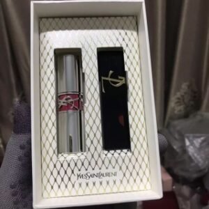 💹110✍️专柜版本
圣罗兰蛇皮纹 银圆管口红唇釉两件套!配礼袋
A组:银圆管口红+黑管唇釉
B组:银圆管口红+爱心唇釉
色号可自选🔜
圣罗兰全新银圆管口红3.2G ,色号:03+04+05+06+07+13+14+15
黑管唇釉,色号407-409-441-416-610-440-434
爱心浮雕唇釉,色号44.403.416.440.610.611.614.620