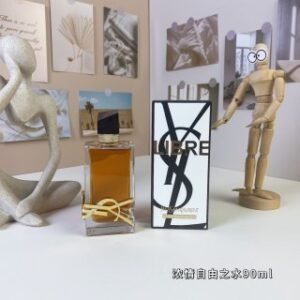 💹45✍️ 专柜版本,50ml-90ml
圣罗兰自由之水 浓情版/馥郁版90ml
YSL新出的香水也太高级了!!!高颜值这词真的说倦了但不得不说这瓶YSL新香LIBRE真的美得太高级了!香型属于花香调整瓶香的气质就像个性感气场强大的女人🌿🌸☘️🌼🌿前调:橘子油 黑醋栗 苦橙叶中调:茉莉 橙花 薰衣草油尾调:雪松油 龙涎香 麝香 香草萃取物
