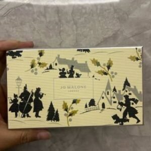 💹60✍️专柜版本
祖马龙香水小样9ml五件套人形图案款！内含：9ml×5。味道：虞美人，柏木与葡萄藤，没药与加东豆，丝绒玫瑰与乌木，乌木与佛手柑。可配中文标，需要下单备注！