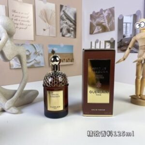 💹55✍️专柜版本
精致香料125ml
娇兰东方夜谭系列-
Guerlain Epices Exquises, 2024
品牌：娇兰
调香师：Thierry Wasser
属性：中性香
香调：辛辣东方调
前调：小豆蔻粉红胡椒
中调：黑胡椒
后调：檀香木沉香（乌木）广藿香