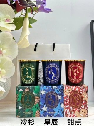💹78✍️专柜版本
新款 蒂普提克 新年限定蜡烛190g含金属盖出货,
对版品质,现货供应,配礼袋,味道:冷杉,星辰,甜点