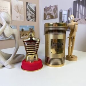 💹65✍️专柜版本
076944#高缇耶裸男精粹125ml
Jean Paul Gaultier Le Male Elixir, 2023
品牌：高缇耶
属性：男香
香调：馥奇东方调
前调：薰衣草薄荷
中调：安息香脂香草
后调：烟草蜂蜜零陵香豆