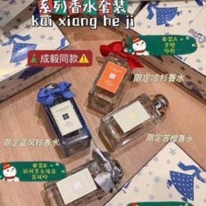 💹165✍️专柜版本
新款 祖马龙圣诞香水两件套
A组,内含: 圣诞限定苦橙100ml+圣诞限定冷杉香水100ml
B组,内含: 圣诞限定蓝风铃100ml+圣诞限定海盐100ml