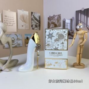 💹55✍️专柜版本
卡罗琳娜高跟鞋好女孩闪耀冰晶80ml
Carolina Herrera Good Girl Sparkling Ice, 2024
品牌：赫芮亚
属性：女香
香调：木质花香调
前调：杏仁
中调：茉莉晚香玉
后调：可可果零陵香豆